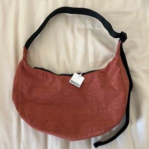 NEW BAGGU Medium Nylon Crescent Bag in Rhubarb